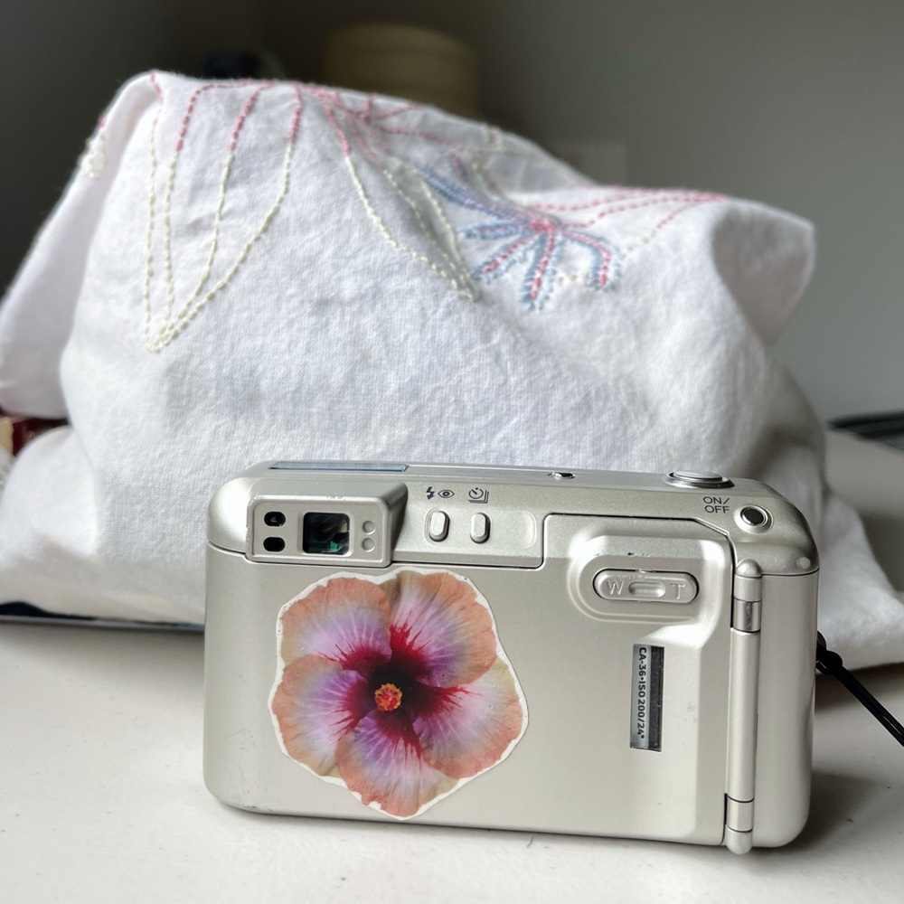 minolta riva zoom 160 silver 35mm film camera